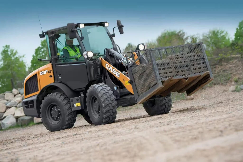 COMPACT WHEEL LOADER 121F