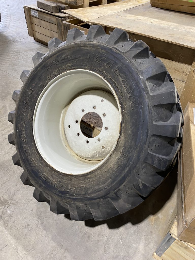 PNEUS TITAN 15 X 19.5 EQ0024185